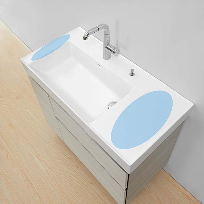 洗面器左、右皆可置物，方便放置日常常用物品。