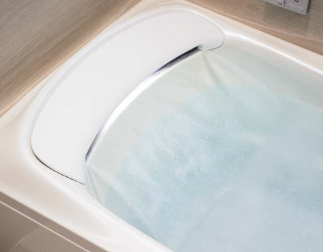 宽幅的大流量热水包裹容易变冷的肩膀周围，这一刻倍感舒适与温暖。