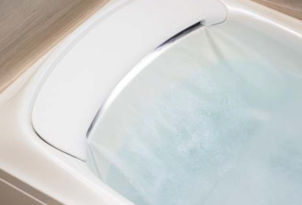 宽幅的大流量热水包裹容易变冷的肩膀周围，这一刻倍感舒适与温暖。