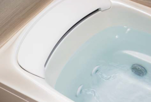 不规则的波浪形水流呈画圆状，以腰部为中心带来舒适按摩般的体验。